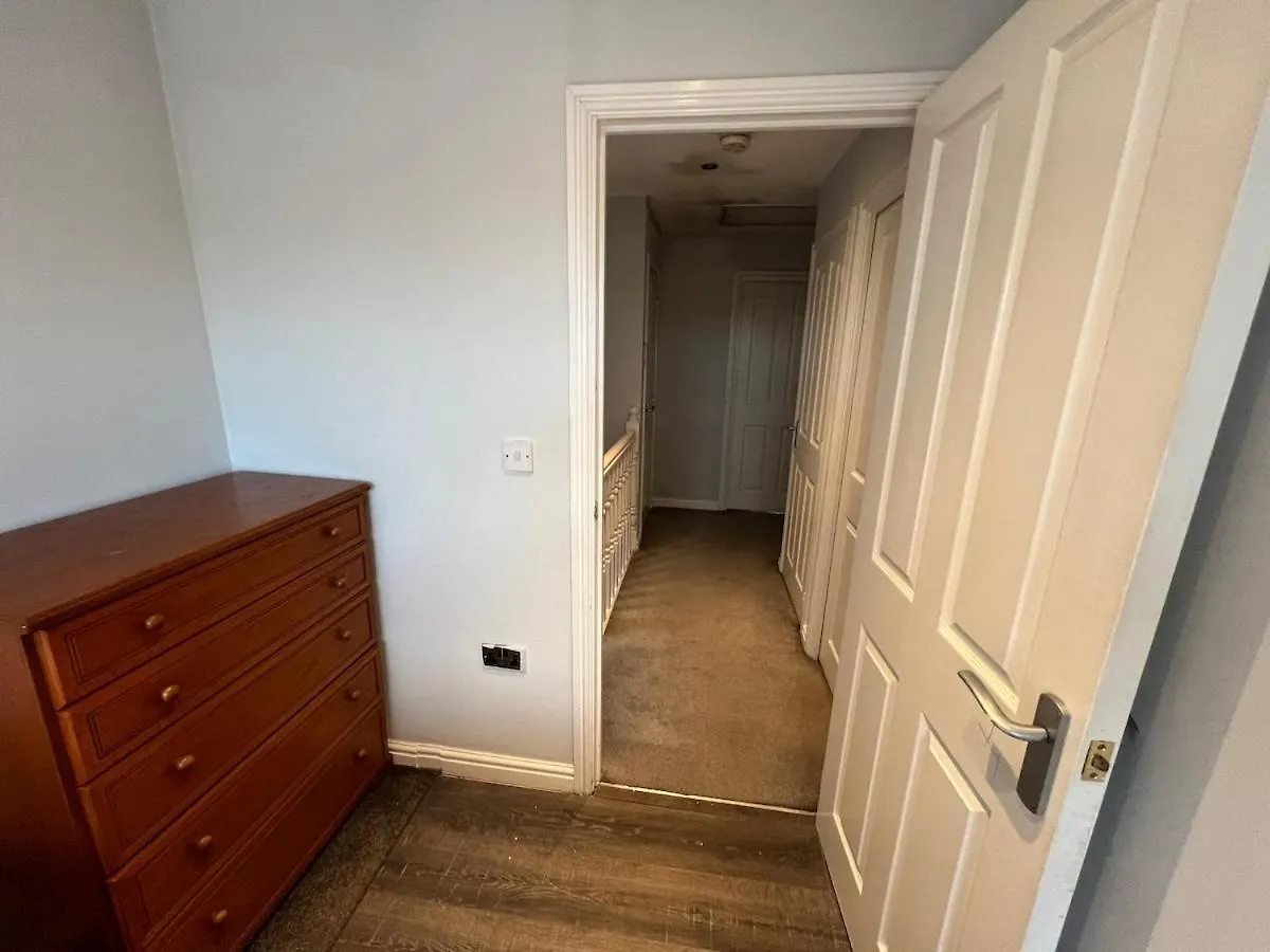 Vakantiehuis Nice House In A Quiet Estate - No House Parties Allowed Wythenshawe