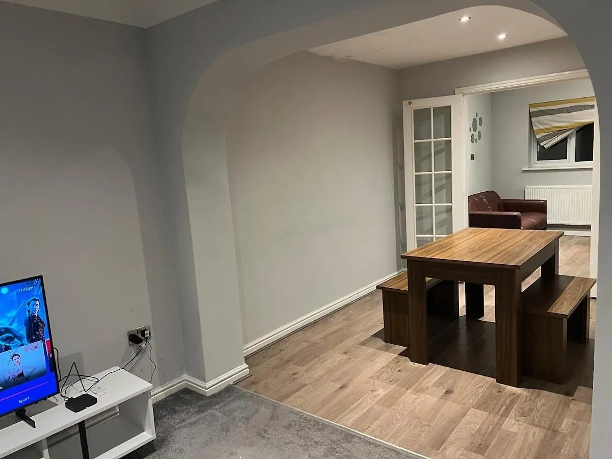 Nice House In A Quiet Estate - No House Parties Allowed Wythenshawe Verenigd Koninkrijk