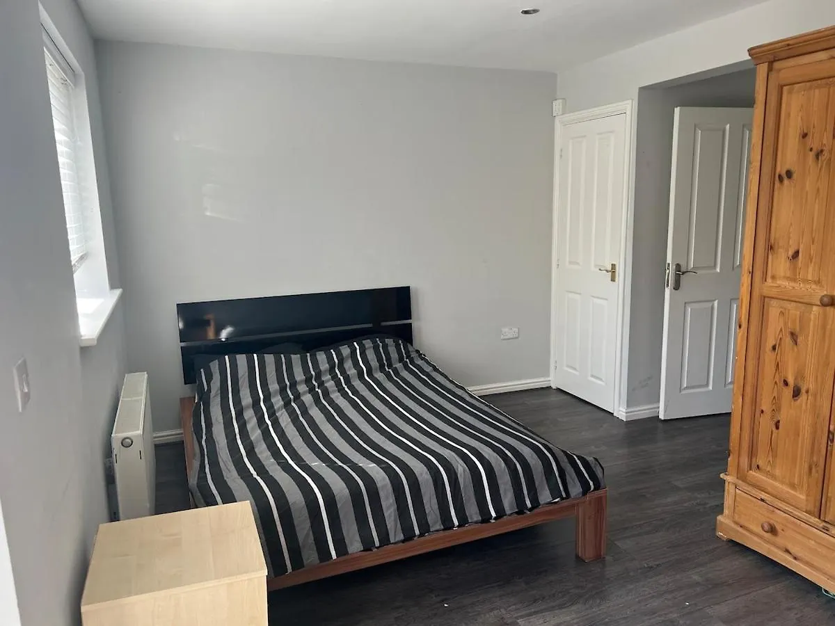 Vakantiehuis Nice House In A Quiet Estate - No House Parties Allowed Wythenshawe