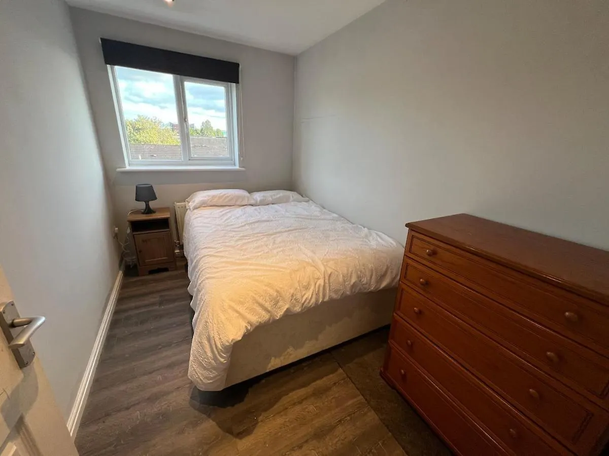 Nice House In A Quiet Estate - No House Parties Allowed Wythenshawe 0*,